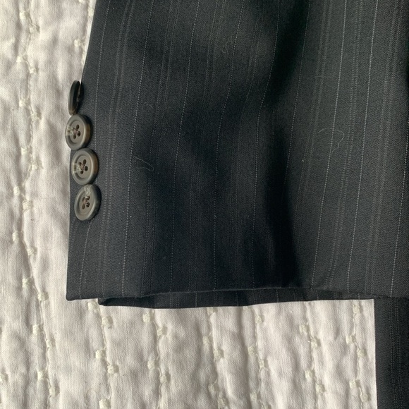 Men’s CHAPS suit. Black with Pinstripes.   Size 46R - Picture 4 of 5